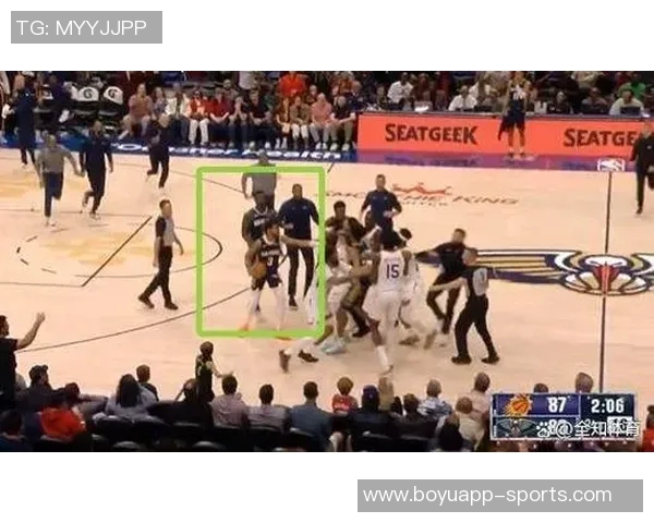 拳击赛现场火药味十足马威与老六激烈对抗被驱逐引发热议