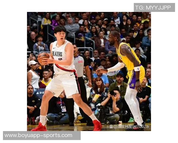 三球短暂出战15分钟高效表现三分球命中率50贡献11分2篮板3助攻